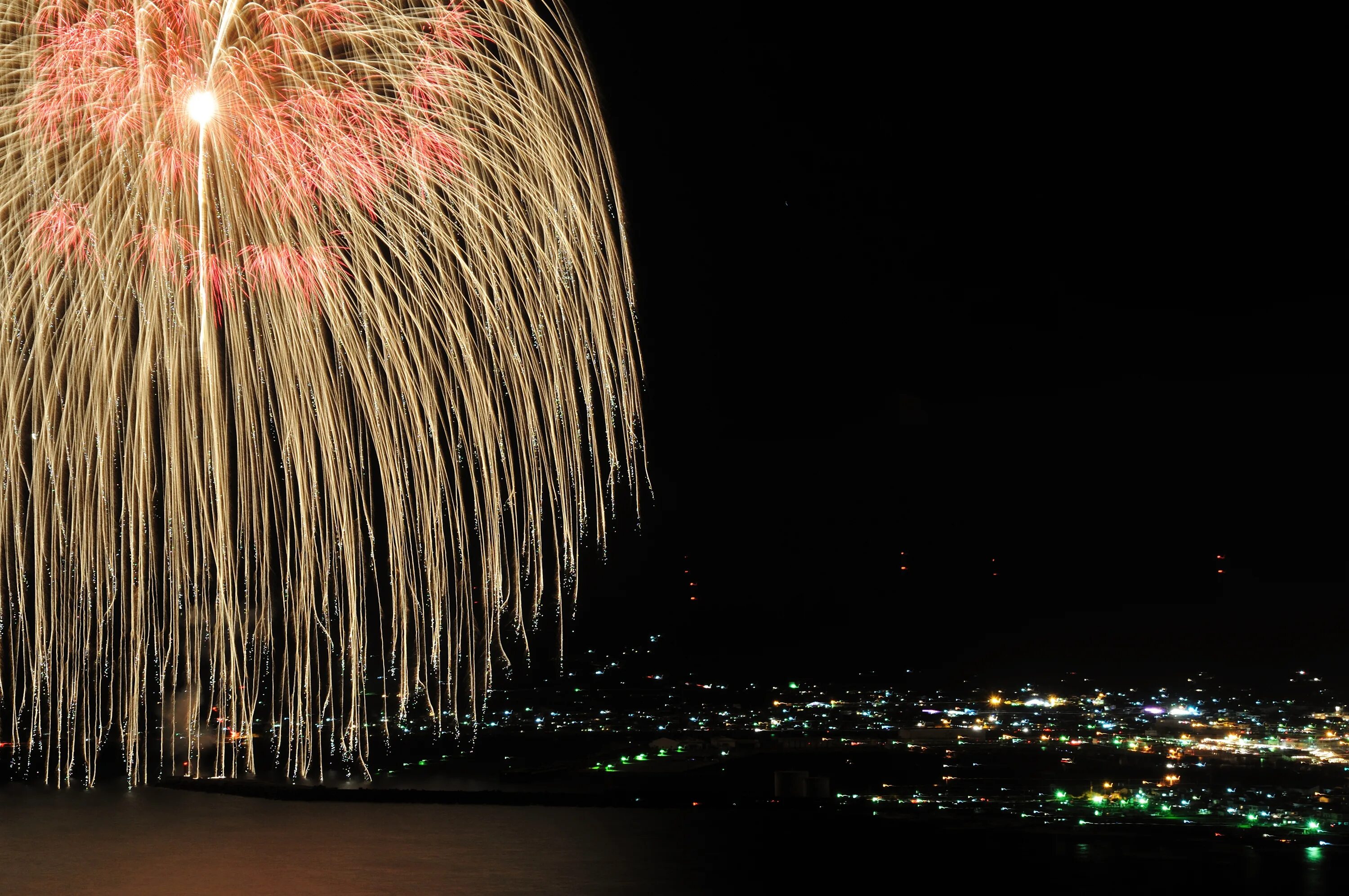 Фейерверк шар. Шарики и салют. Салют в шарах. Fireworks шарики.