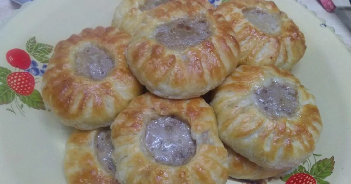 Беляши из слоеного теста