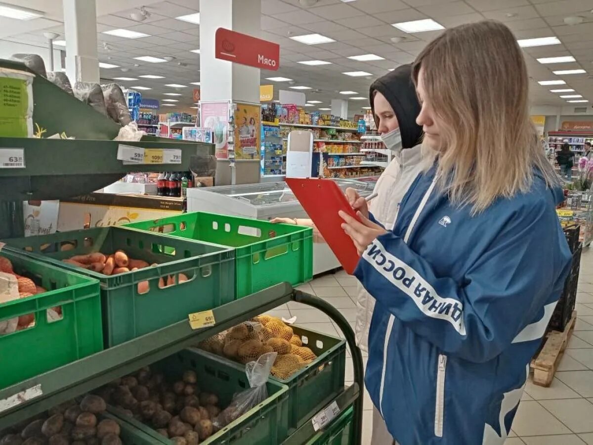 Питание волонтеров. Продукты питания. Продукты питания в магазине. Волонтеры с продуктами. Российская еда в магазинах.