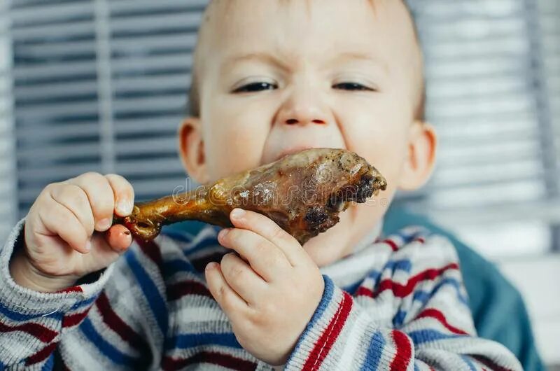Мясо рыба дети. Ребенок ест мясо. Ребенок ест курицу. Мясо для детей.