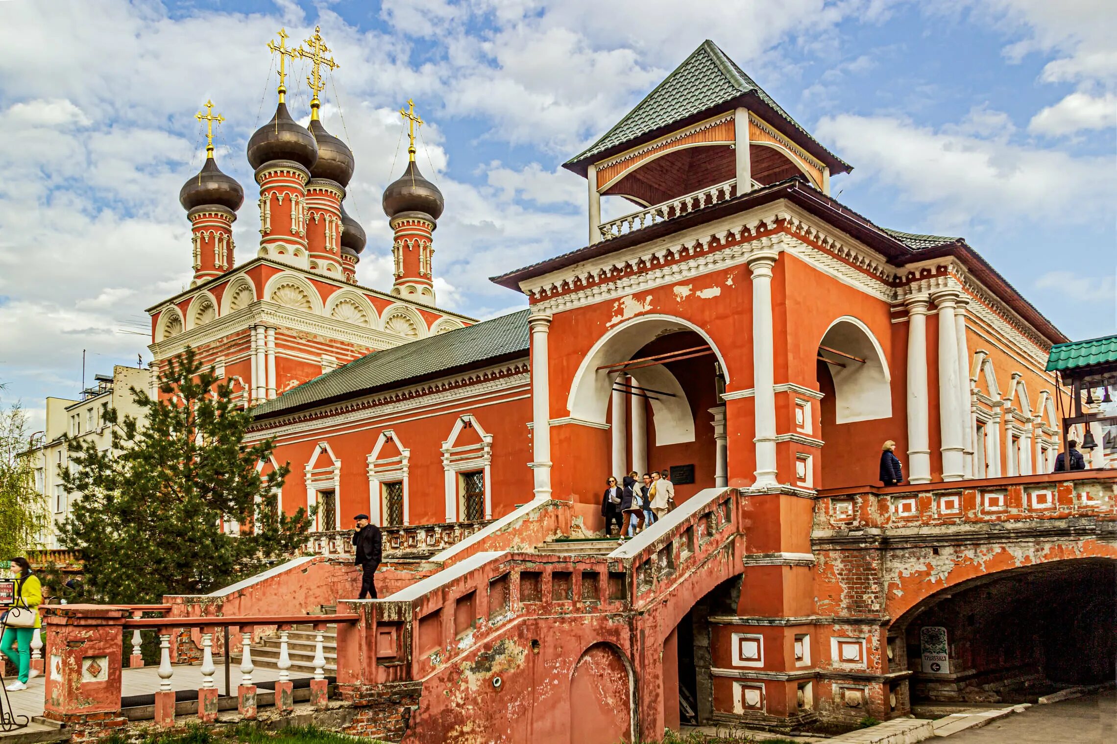 Петровский монастырь сайт. Высокопетровский монастырь палаты. Высокопетровский монастырь храм митрополита Петра. Храм преподобного Сергия Радонежского высоко-Петровского монастыря. Святые ворота Высокопетровского монастыря.