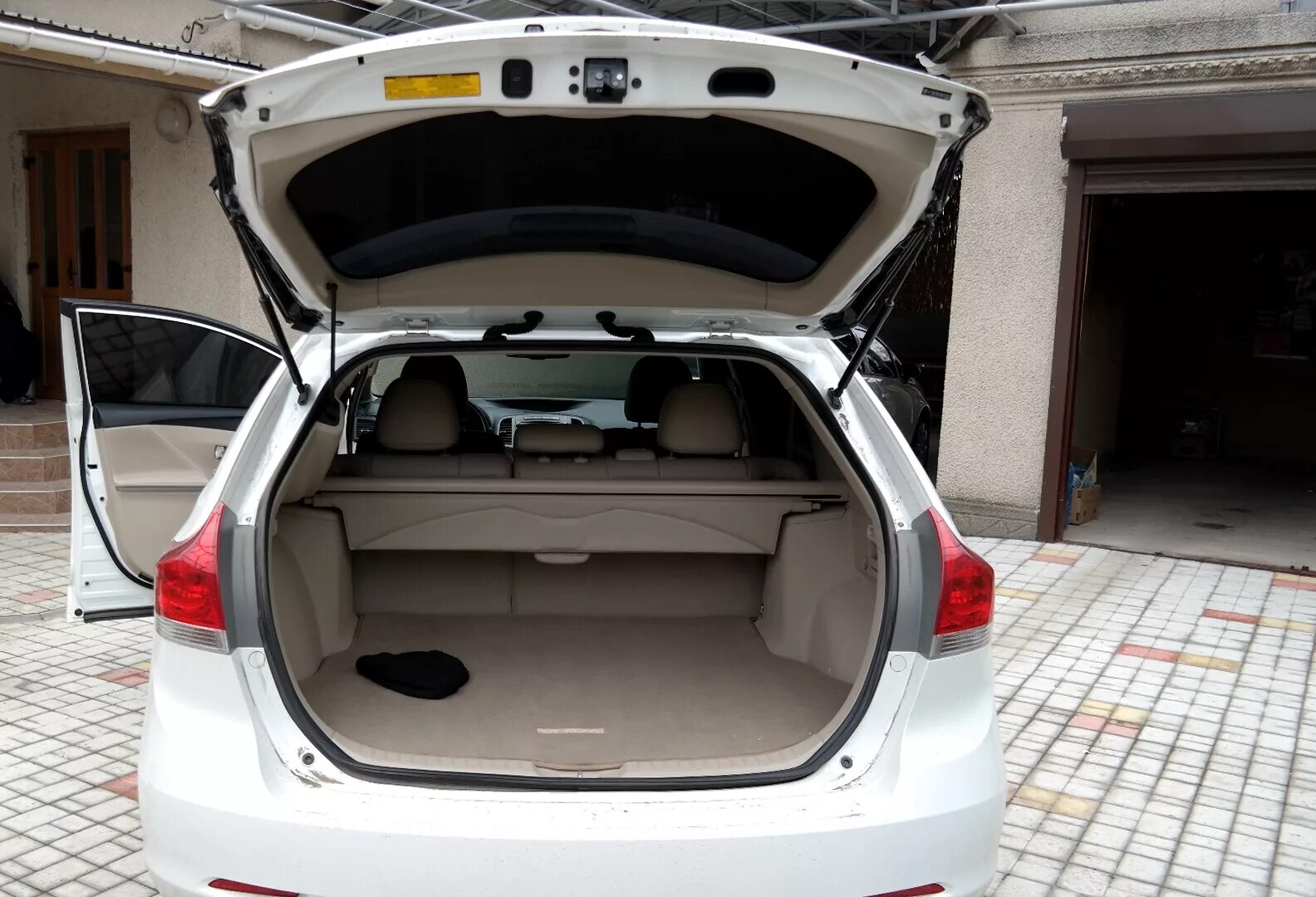 Тойота venza 2021. Тойота венза крышка багажника. Тойота венза размер багажника. Toyota venza накладка багажника. Крышка багажника toyota venza.