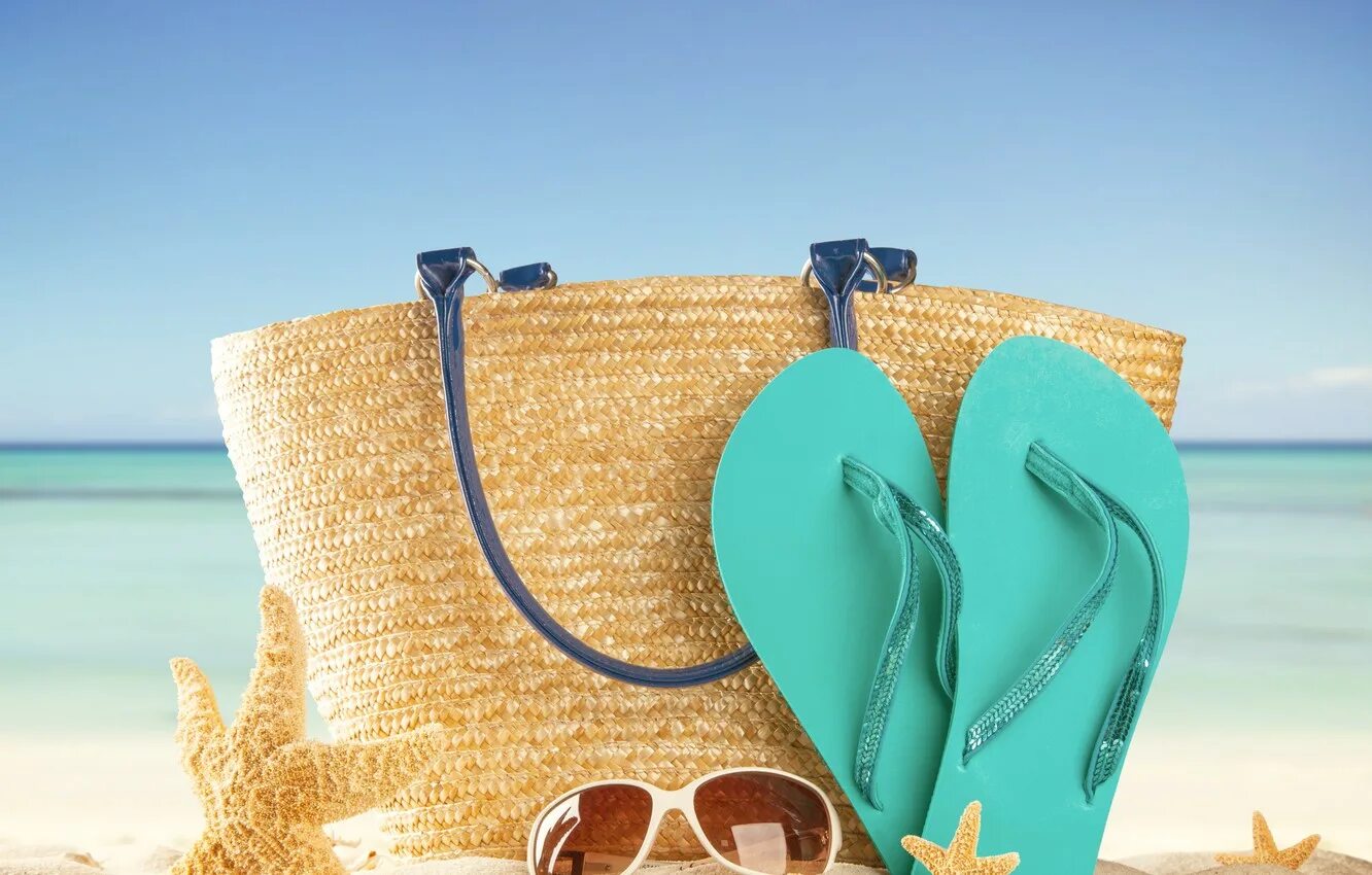 Туристы на пляже. Человек на лежаке. Два года без отпуска. Девушка на шезлонге. Отпуск.