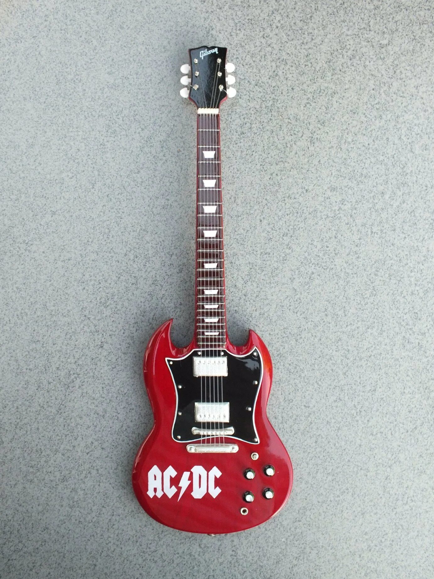 Гитара Гибсон AC/DC. Angus young AC/DC гитара. Guitar Gibson SG Standard Angus young AC DC. Электрогитара Gibson Angus young SG.