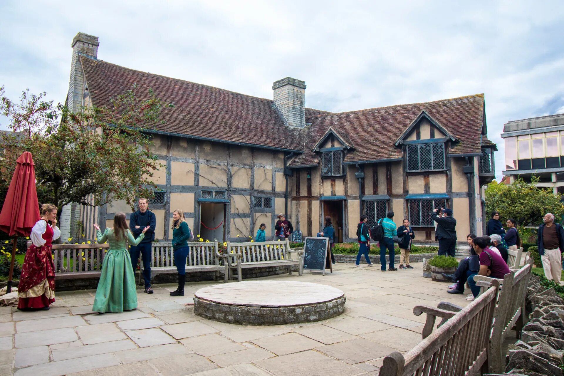 Stratford upon avon shakespeare. Stratford-upon-Avon Шекспир. Дом-музей Шекспира Стратфорд-апон-эйвон. Дом Шекспира в Стратфорде. Дом-музей Шекспира Англия.