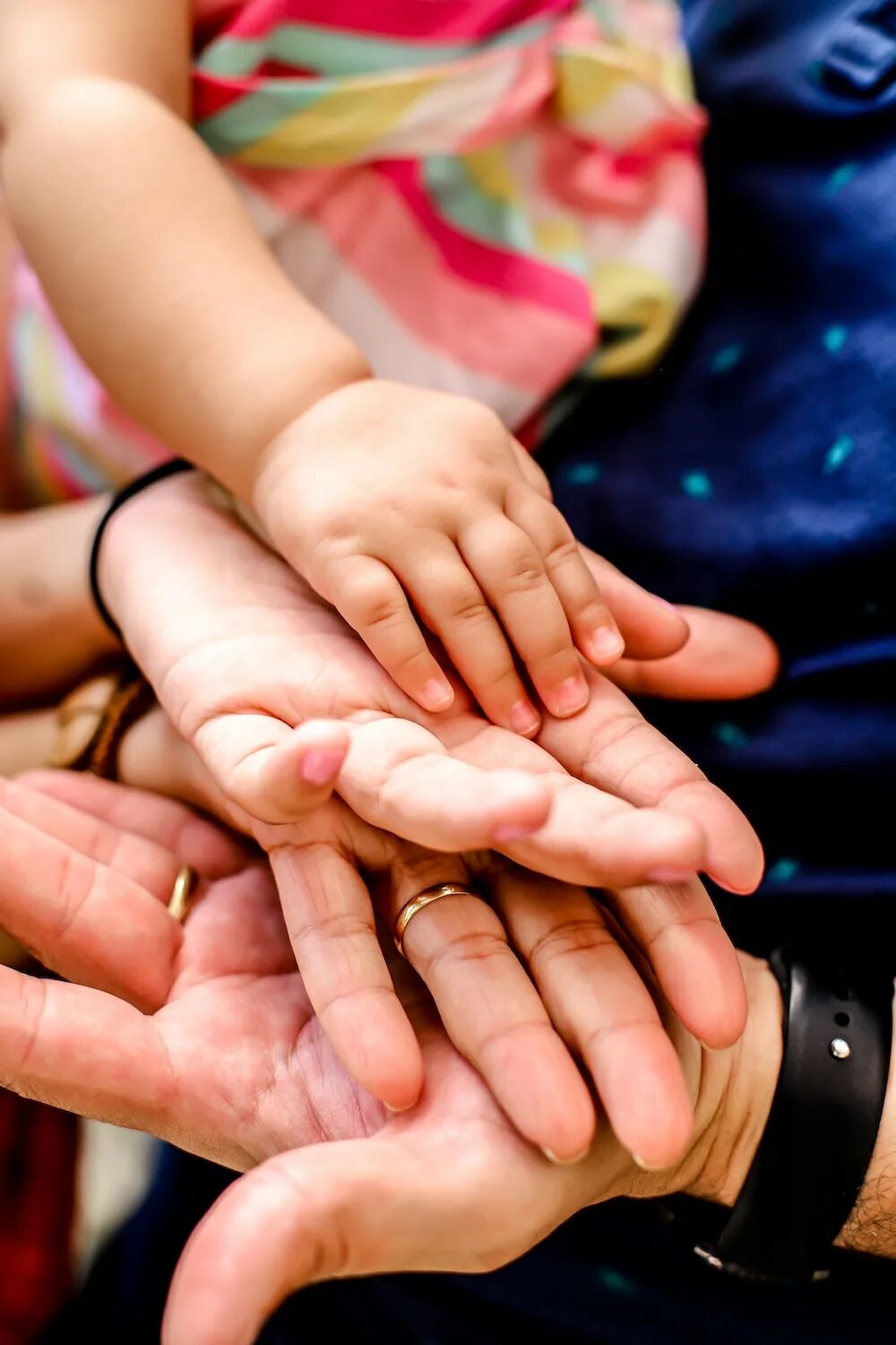 Поддержка семьи. Семья любовь. Фото любовь семья. Мама папа и ребенок. Handed family