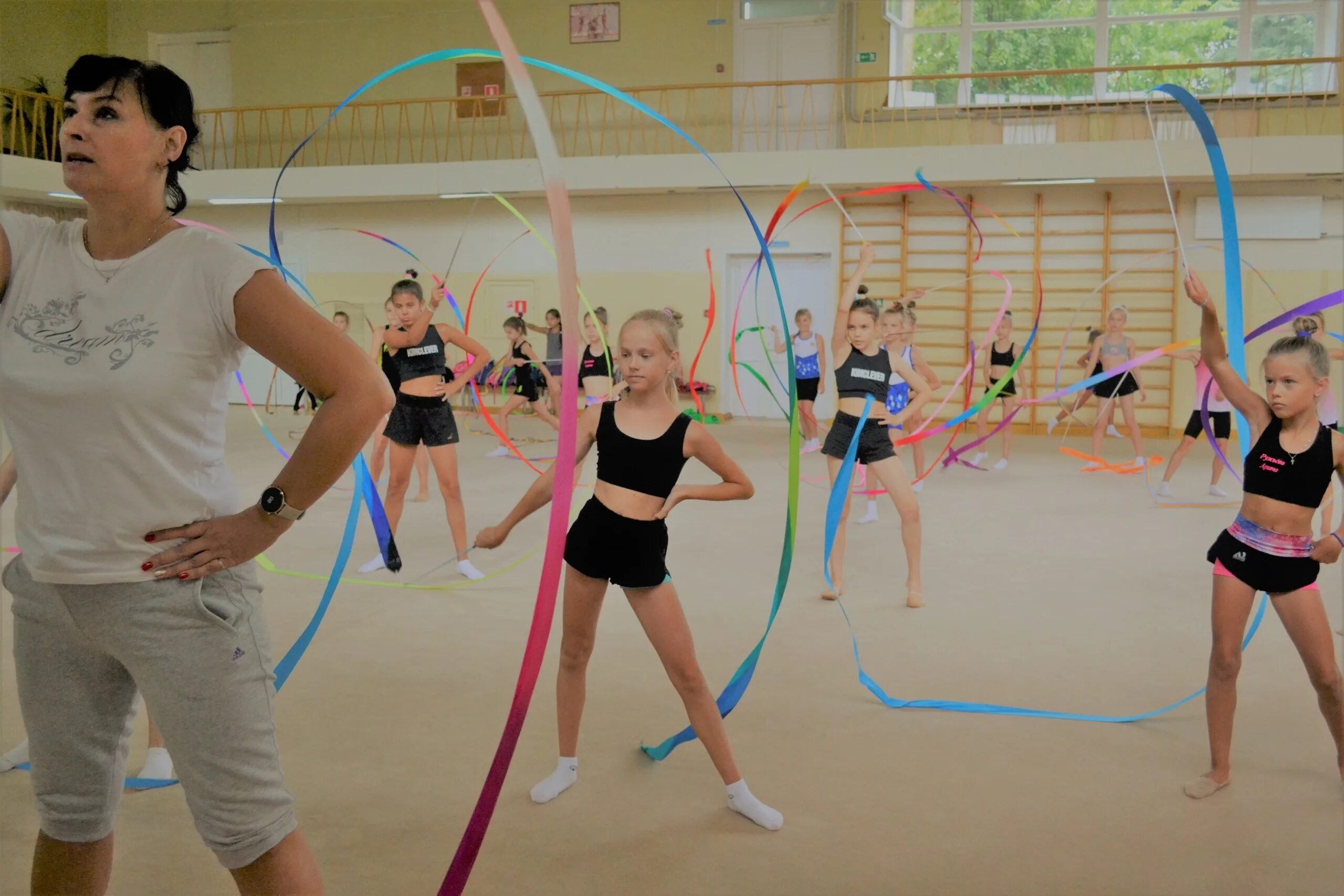 девочка в спортивном лагере. гимнастки в лагере. гимнастки сборы. гимнастки на летних сборах. гимнастика сборы одсоо-русь.