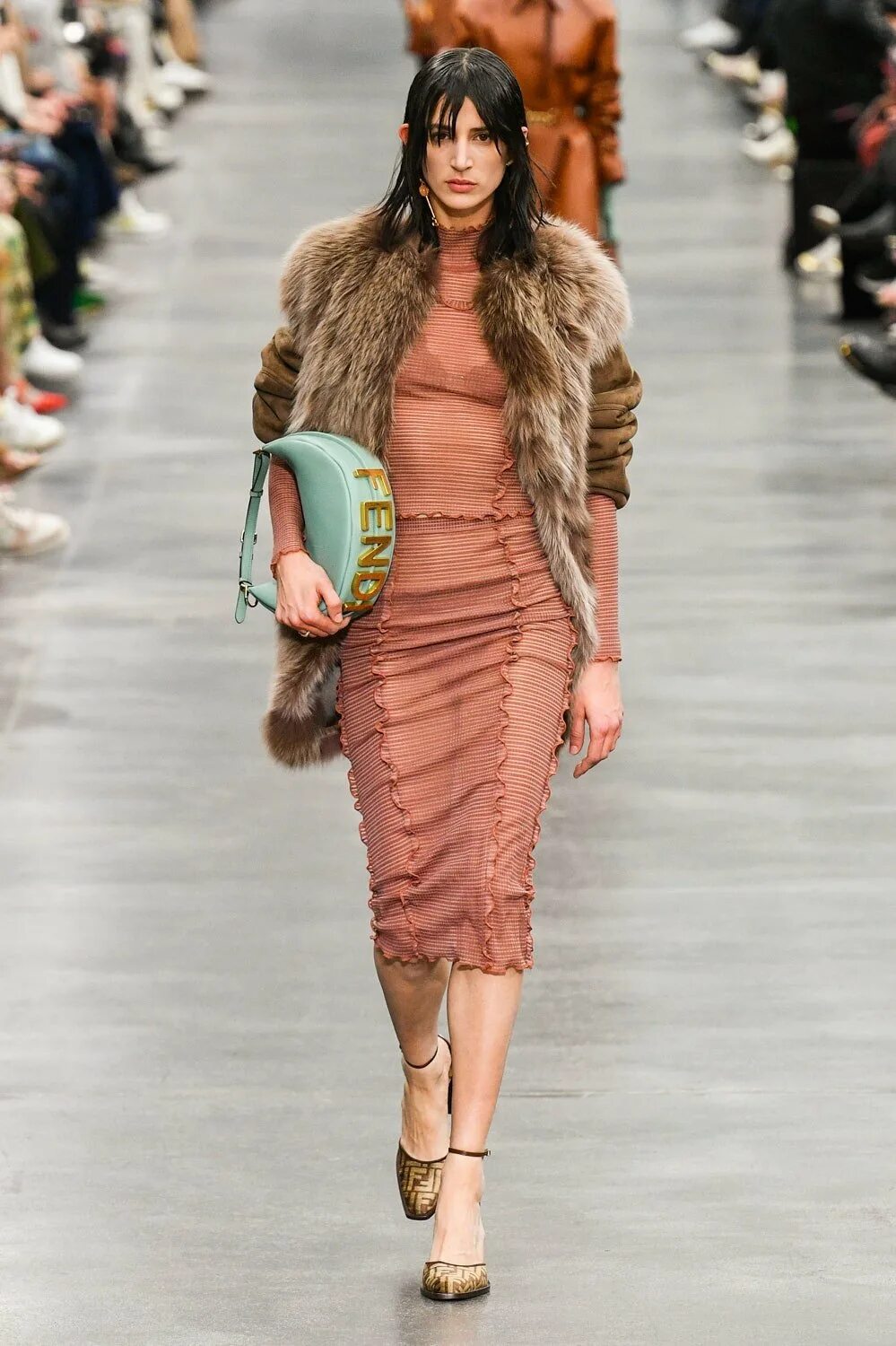 Показы мод 2025 осень зима. Коллекция fendi 2025 осень зима. фенди коллекция осень 2025. коллекция fendi осень-зима 2025 23. фенди новая коллекция 2025.