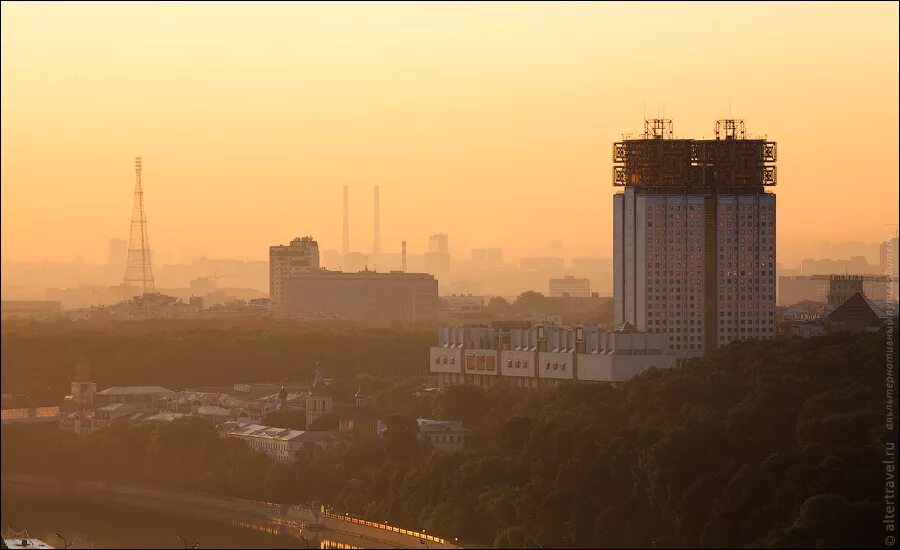 Над москвой встает. Рассвет над москвой рекой москва сити. Над москвой встает. Закат над городом. Над москвой встает.