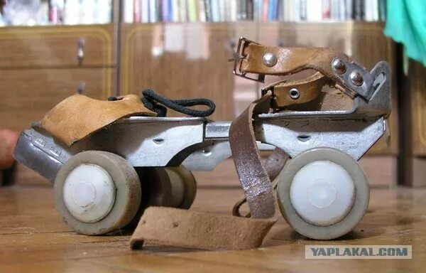 Ролики старого образца. Роликовые коньки СССР. Роликовые коньки советских времен. Роликовые коньки 90х. Роликовые коньки из 90-х.