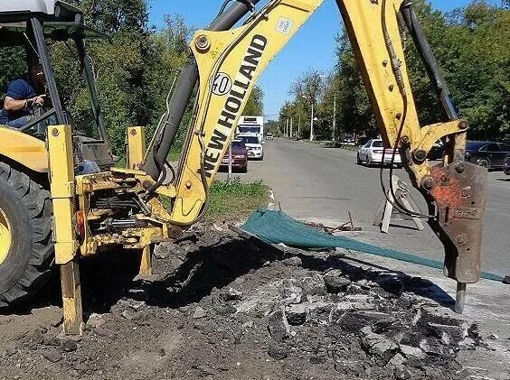 Jcb 3cx с гидромолотом. Гидромолот на jcb 3cx. Тракторный отбойный молоток. Экскаватор с гидромолотом jcb 3cx. Jcb 3cx с гидромолотом.