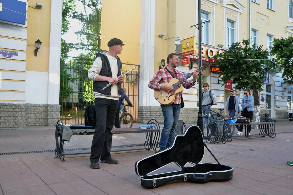 Трехсвятская москва. Трёхсвятская улица в Твери. Музыканты на Трехсвятской Тверь. Уличные музыканты Твери.