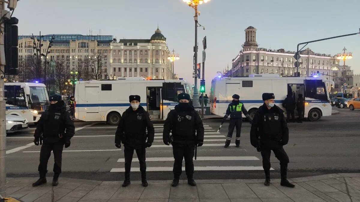 Митинг на Пушкинской площади сейчас. Автозаки на Пушкинской площади. Митинг на Пушкинской сегодня в Москве. Митинг на Тверской в Москве.