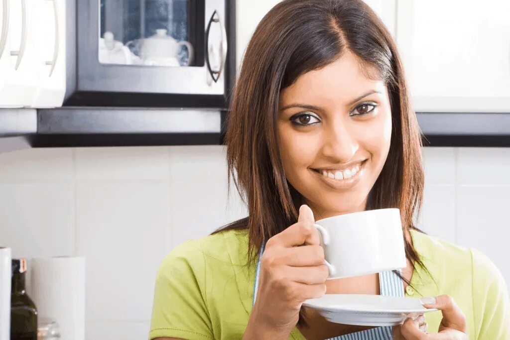 Женщина принимает на дому. Женщина пьет кофе. Женщина пьет кофе на кухне. Девушка пьет чай на кухне фото. Взрослая женщина пьет кофе.