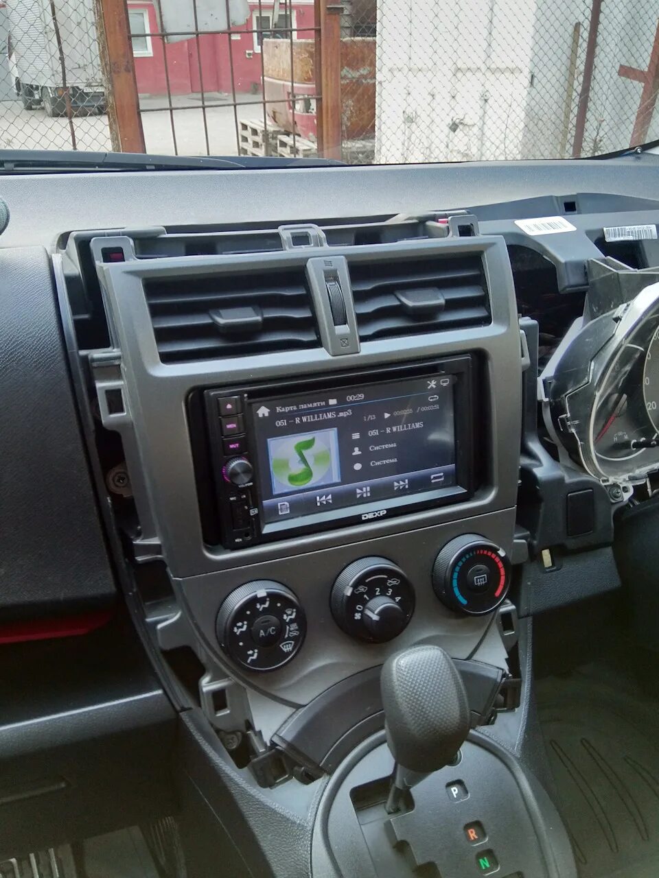 Замена магнитолы - Toyota Ractis (2G), 1,3 л, 2010 года автозвук DRIVE2