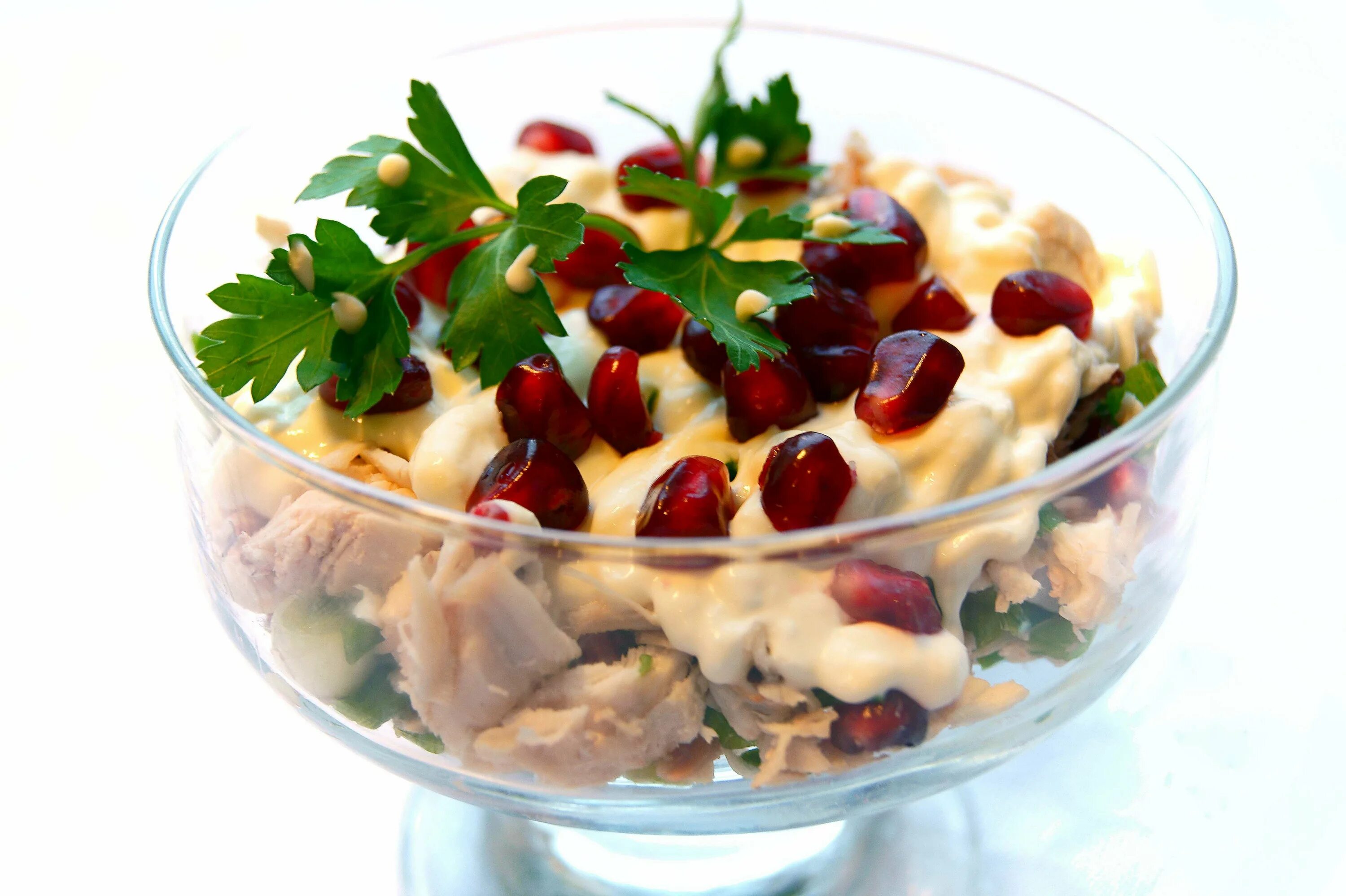 Добавляю в салат консервированный. Салат курица с ананасами сыром и гранатом. салат с гранатом и копченой курицей. салат с ананасом и гранатом. салат с гранатом в креманках.