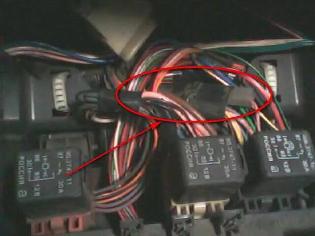 Блок штатного центрального замка нива шевроле. Предохранитель центрального замка лада приора. Honda fit 2001 реле центрального замка. Где находится предохранитель центрального замка дверей. Предохранитель центрального замка приора норма.