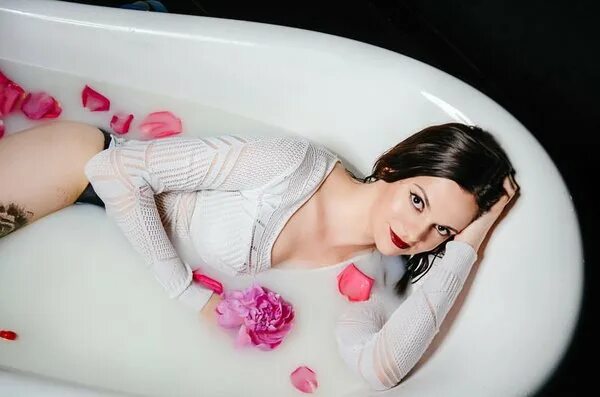 Мужчина в джакузи. Подруги в ванной. Фотосессия в халатах с мамой. Влюбленные в ванной. Романтика в ванной.