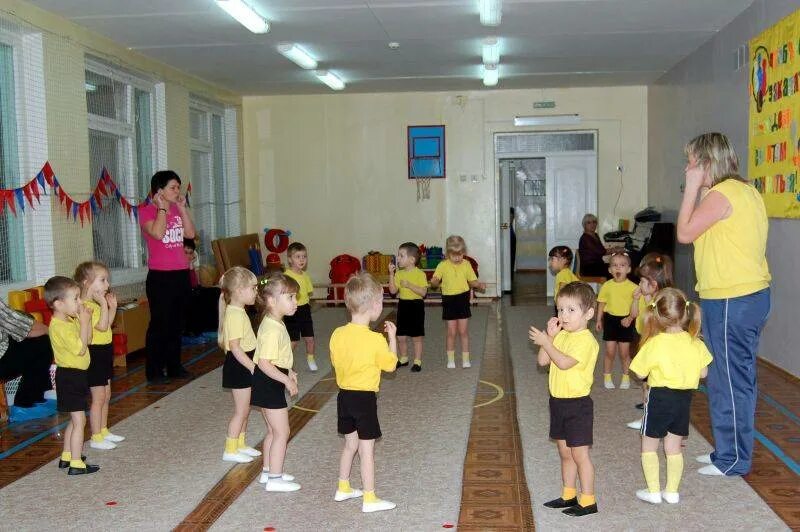 дети на физкультуре в детском саду. утренняя гимнастика в саду под музыку. ритмическая гимнастика в детском саду. гимнастика в детском садике. ритмика для детей упражнения.