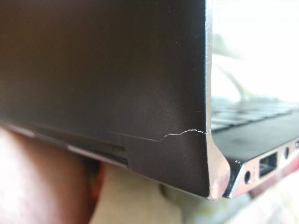 Треснула крышка ноутбука ASUS 550. Треснула верхняя крышка ноутбука ASUS. Ноутбук Lenovo треснул корпус. Трещина на ноутбуке на крышке.