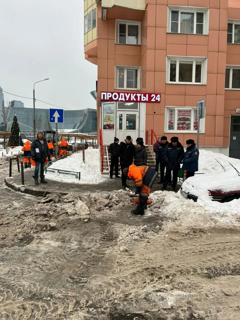 Погода красногорский сегодня. Снегопад в Павшинская Пойма. Авария канализации Павшинская Пойма 2015. ЧП В Павшинской пойме.