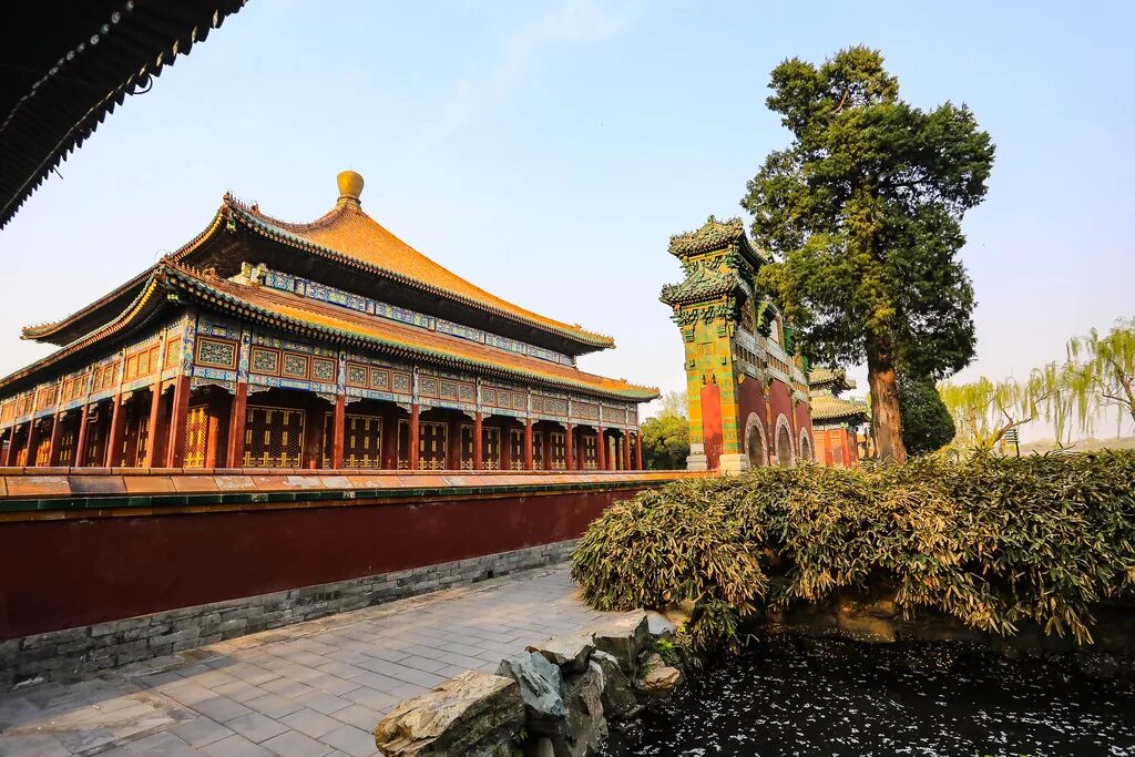 Достопримечательность в бэйхай в пекине. Бэйхай пекин. Парк бэйхай (běihăi gōngyuán), пекин. Парк бэйхай нефритовый остров. Парк бэйхай (běihăi gōngyuán), пекин.