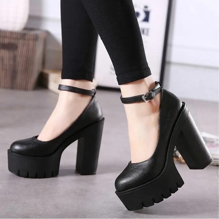 Туфли Chunky Heels. Туфли на толстом каблуке. Туфли на массивном каблуке. Чёрные туфли на толстом каблуке. Туфли с черной подошвой