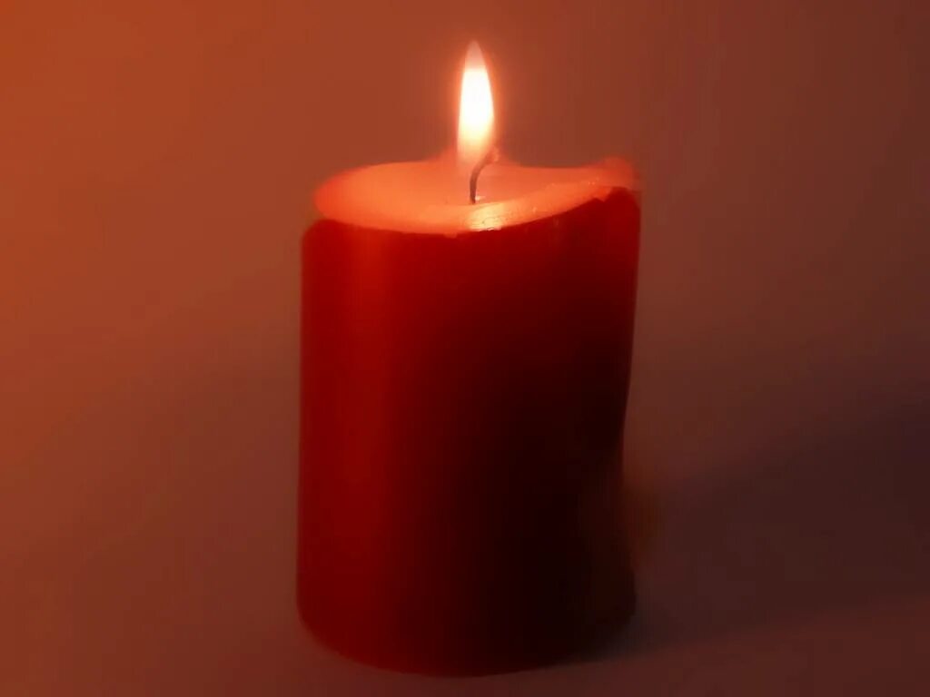 Красная свеча. Свечи красного цвета. Свеча на Красном фоне. Свеча во тьме.