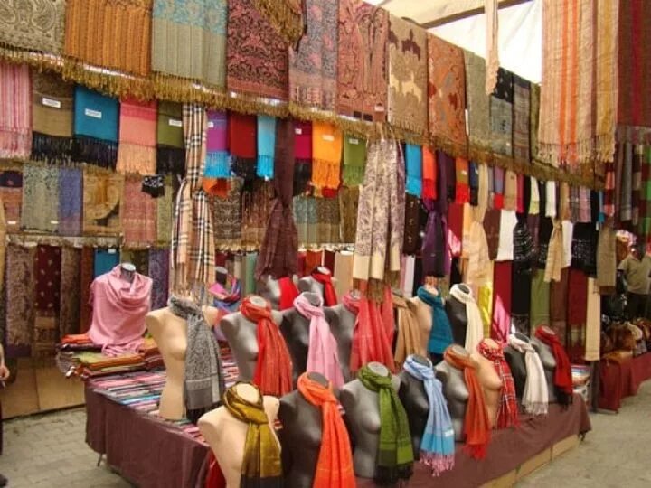 Одежды турции россию. Рынок вещей в Турции. Турецкий рынок одежды. Турция рынок одежды. Турция шоппинг одежда.