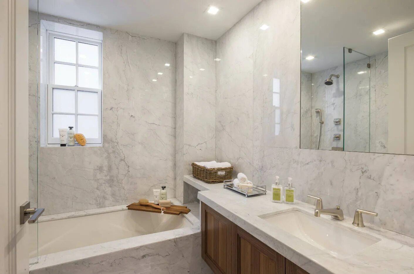 Плитка под мрамор оникс белая. Монте тиберио 60 120. Дизайнерская ванная комната. Ванна комната плитка под мрамор. Ванна с мраморной плиткой.