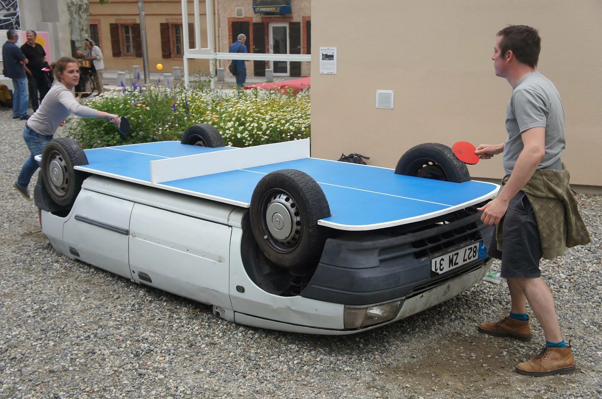 Где используют автомобиль. Оригинальные автомобили. Креативное авто. Из старых авто. Стол из автомобиля.