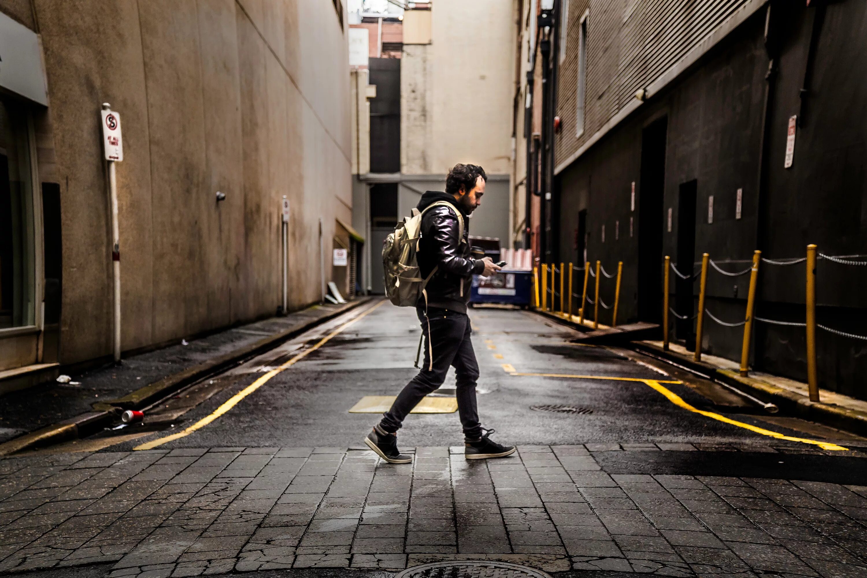 Мужчина на улице. Обработка стрит фотографии. Картинка улицы с людьми. Man walk in the Street.