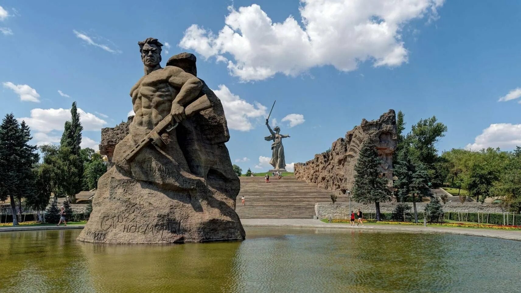 Памятник Мамаев Курган в Волгограде. Памятник-ансамбль героям Сталинградской битвы. Волгоград мемориальный комплекс на Мамаевом Кургане. Мемориал комплекс Мамаев Курган. Мамаев курган какой район города