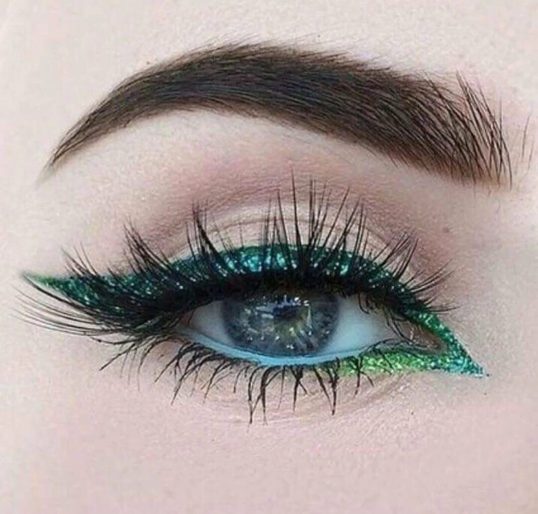 Color eyeliner. Айлайнер стрелки. Изумрудный Смоки айс. Цветные стрелки на глазах. Макияж с зелеными стрелками.