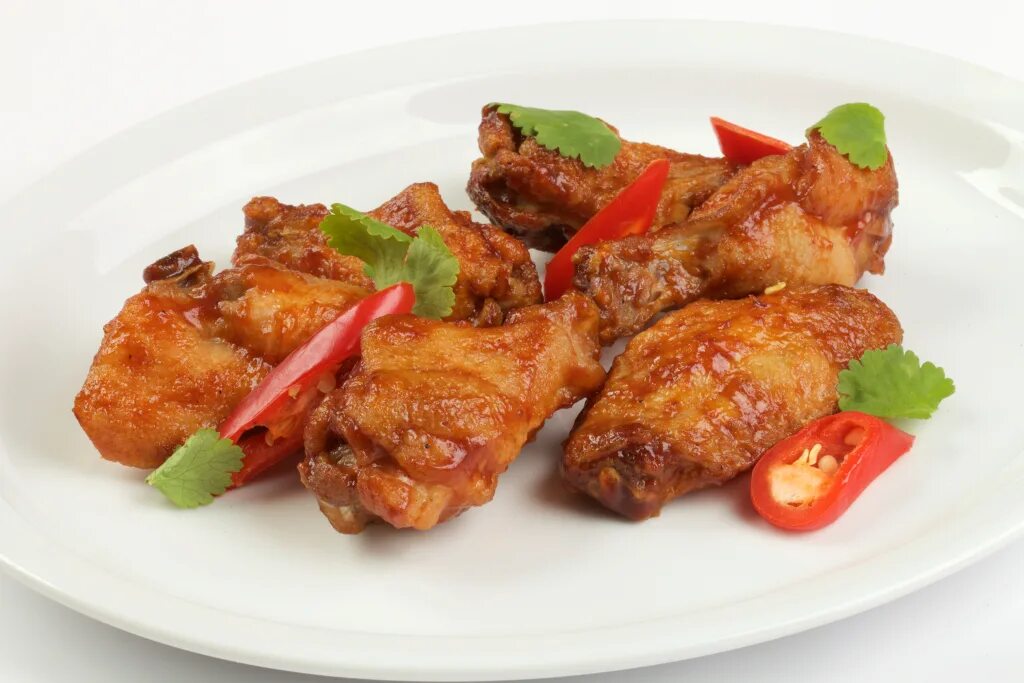 Крылышки баффало сша. Крылышки барбекю и баффало. Острые крылышки баффало. Крылышки буффало. Крылья баффало во фритюре.