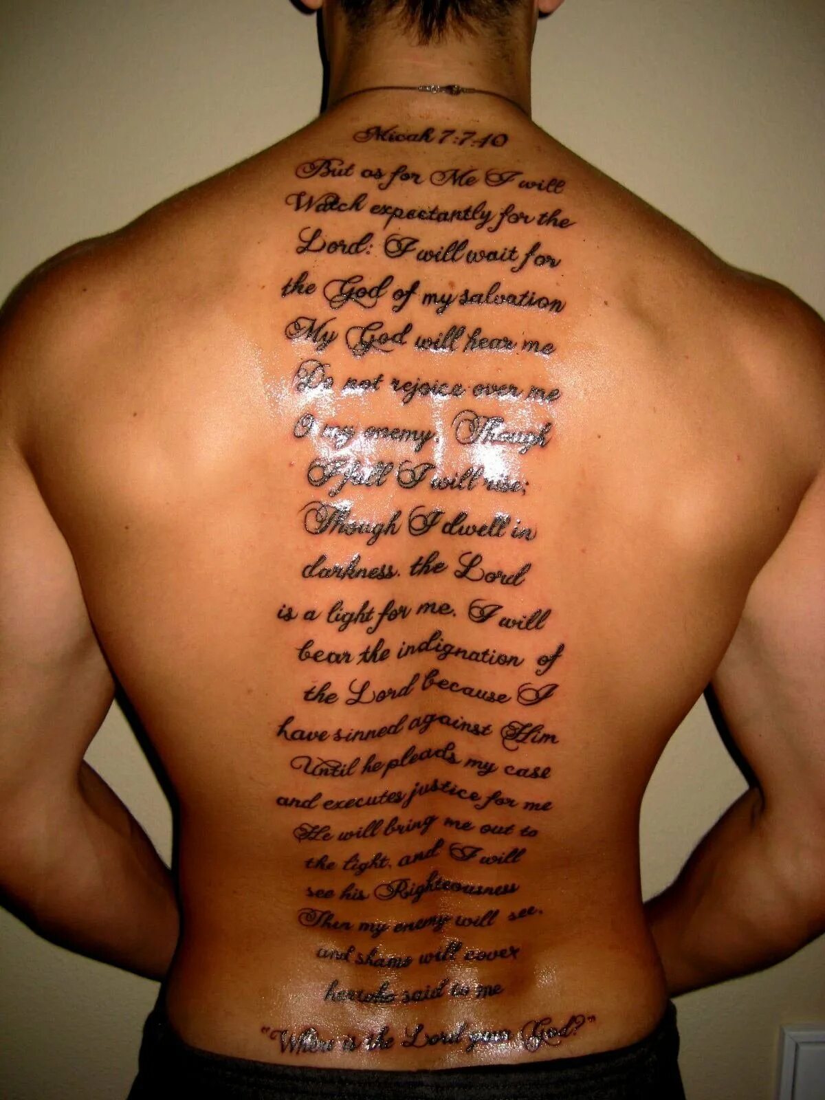 Молитва поясницы. Тату надписи. Тату на спине. Татуировки на спине мужские. Татуировки мужские надписи.
