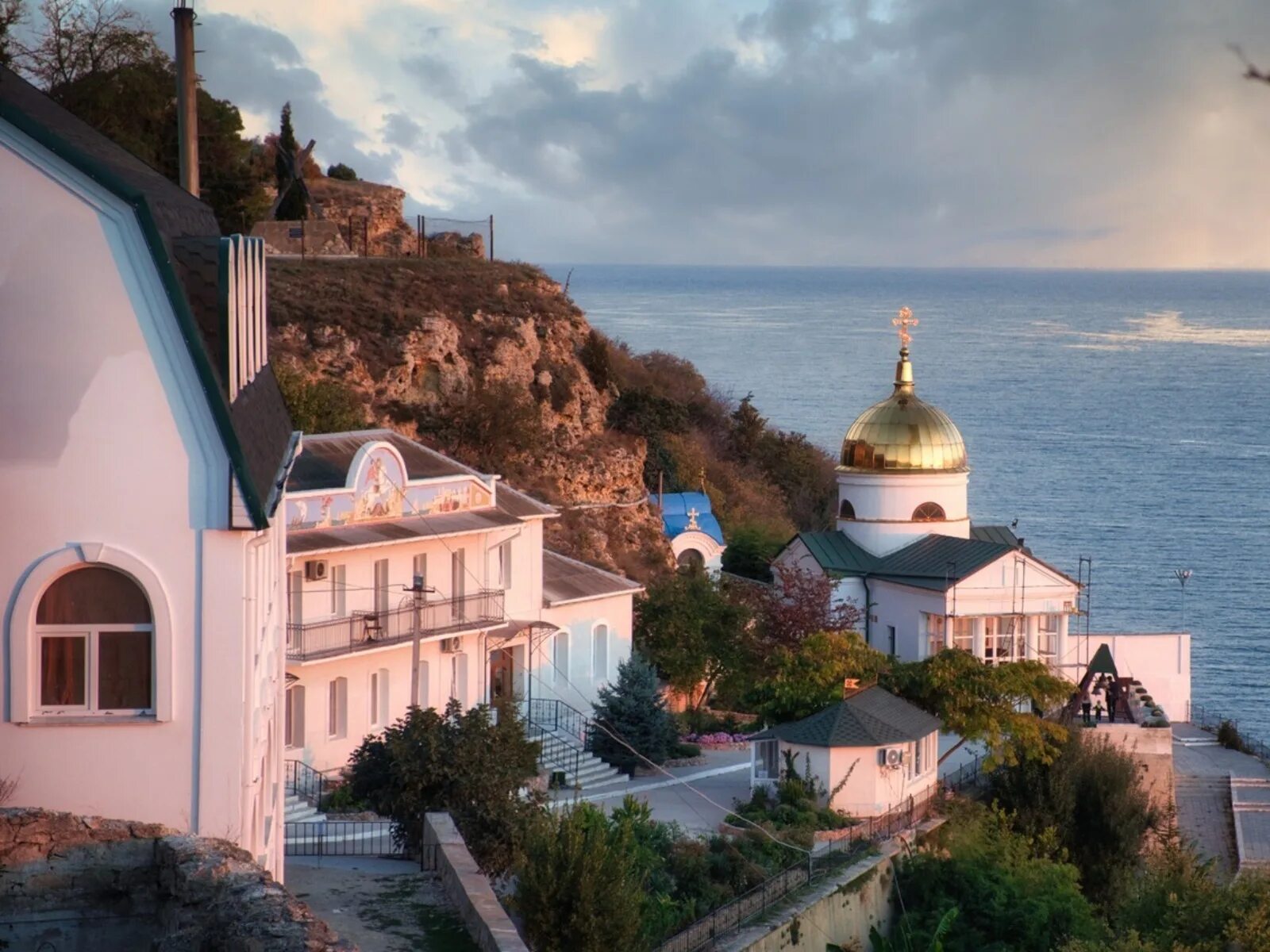 Храм георгия победоносца в крыму мыс фиолент. Женский монастырь ставропольский край ясная поляна. Георгиевский монастырь ессентуки. Святогеоргтевмкий женский монастырь ессентуки. Свято-георгиевский монастырь севастополь.