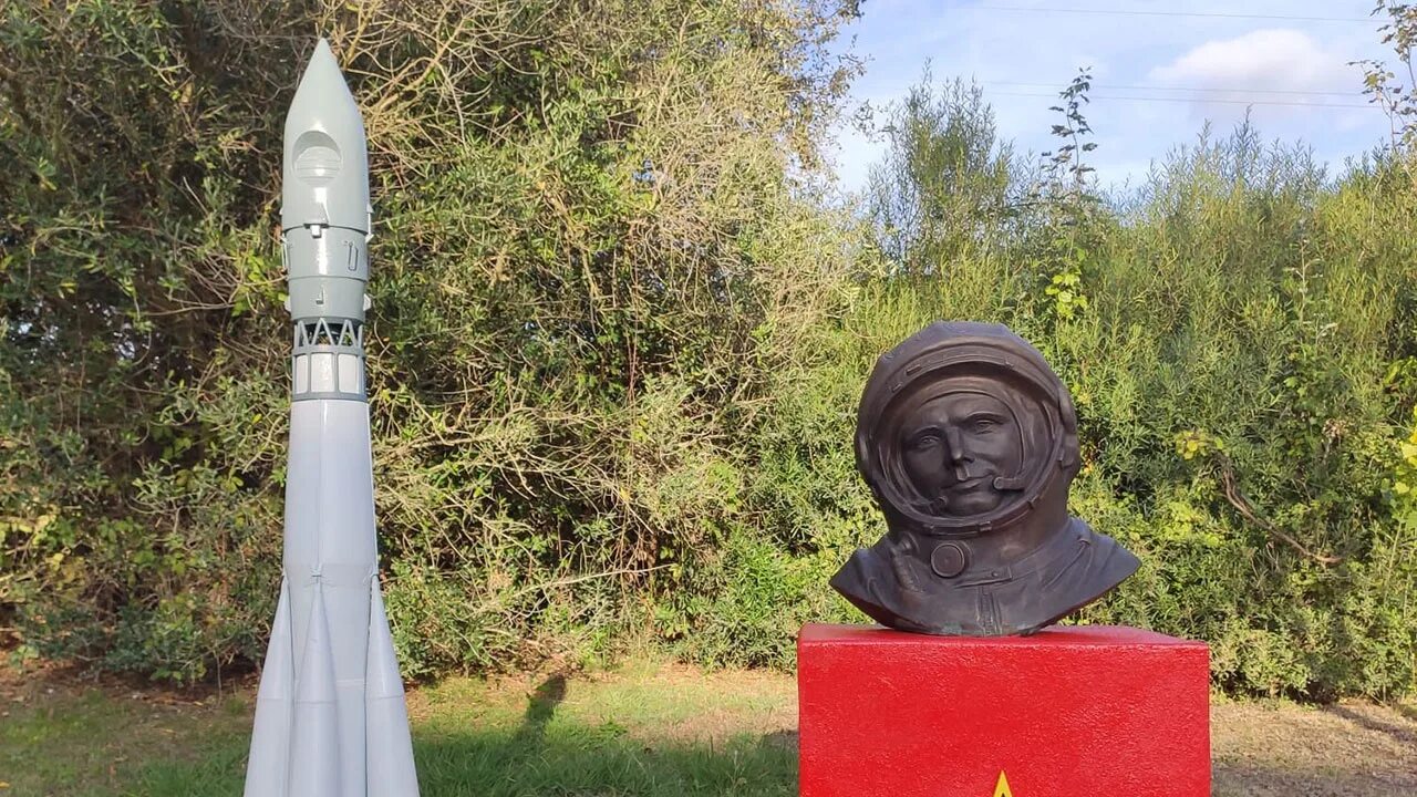 Где был установлен первый бюст гагарина. Бюст гагарина в португалии. памятники бюст юрию гагарину эрфурт. памятник гагарину бюст. памятник гагарину в златоусте.