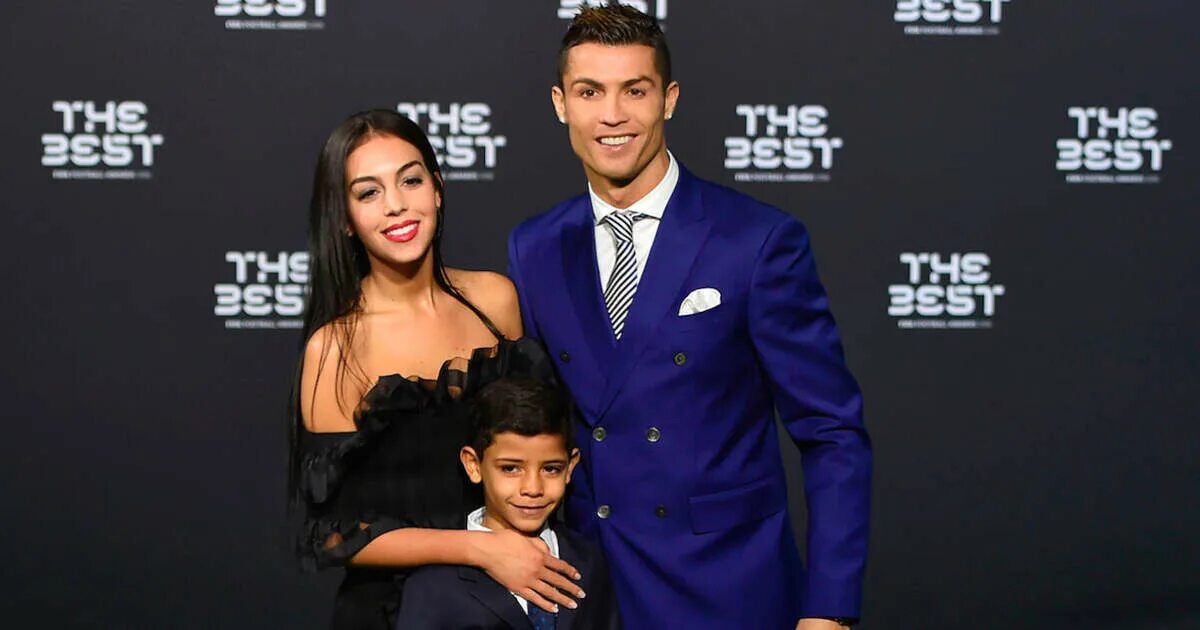 Cristiano ronaldo georgina rodriguez. Жена криштиану роналду джорджина. Роналдо родригез. Криштиано роналдо жена. Джорджина родригес и криштиану роналду.