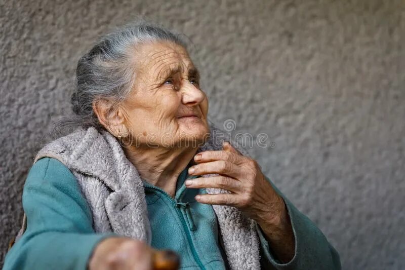 She was very old. Старая подавленная женщина. Морщинистые руки в молодом возрасте. Пожилая женщина сидит дома с морщинистыми руками на коленях. Старая морщинистая женщина из тик тока.