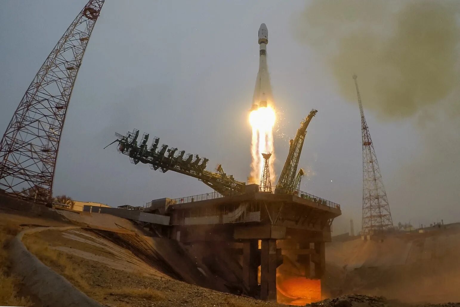1. Ракета на космодроме байконур. Ракета союз тма. Космодром байконур спутник 1. Ракета носитель союз тма.