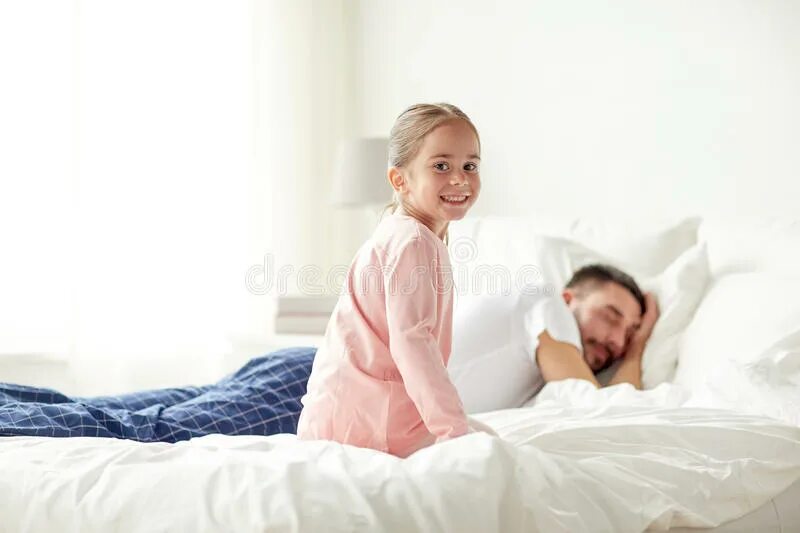 Father sleep daughter. Играет с папой спящей девушки. Father sleeping in Bedroom.