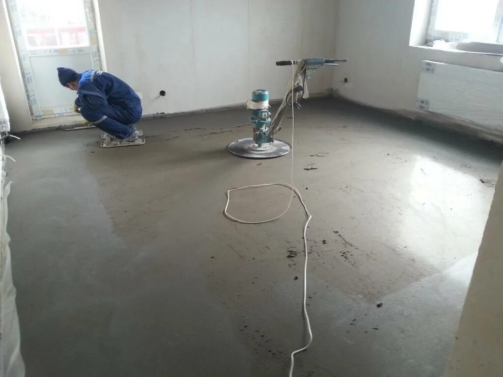 Механизированная сухая стяжка пола. Полусухая стяжка пола. Залить пол полусухой стяжкой. Цпс для стяжки. Механизированная полусухая стяжка пола.