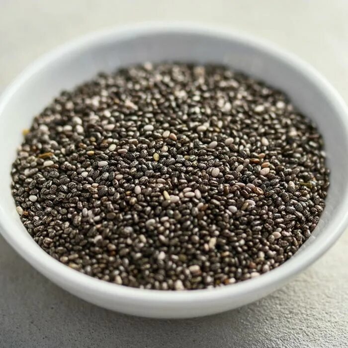 семена сиа. шалфей испанский чиа. семена чиа растение. семена чиа "panacea", 200 гр. семена чиа десерт фото на черной столешнице.