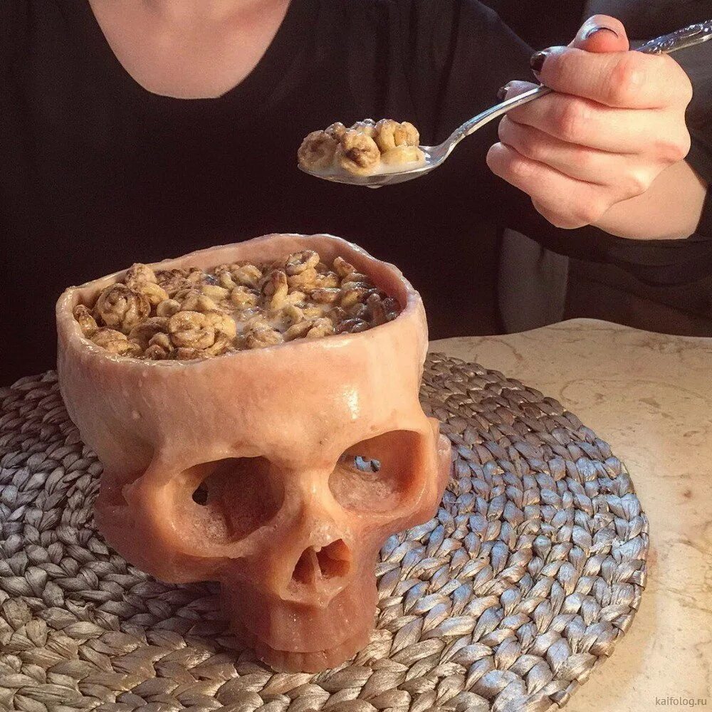 Страшные блюда на Хэллоуин. Тарелка в виде черепа.