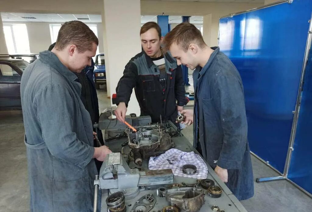 Колледжи ремонт и обслуживание автомобилей. Специальность автомеханик. Автомеханик учёба. Профессия автомеханик. Учебная практика автомеханик.