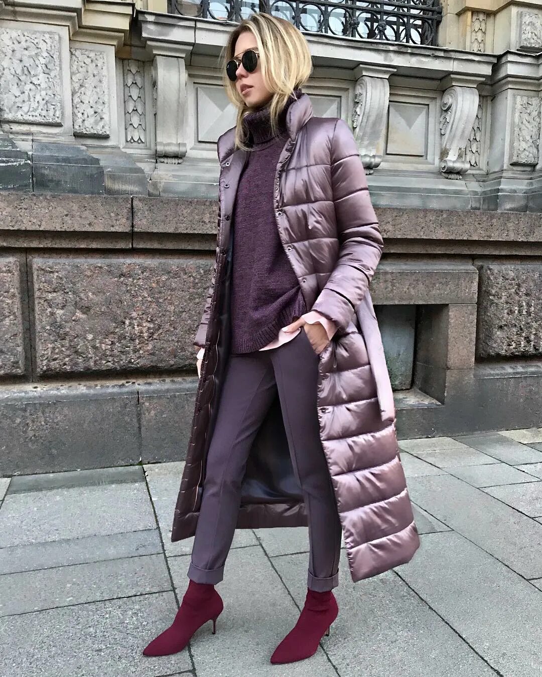 Зимний лук с длинным пуховиком. Луки с белым пуховиком. Зимний образ 2022 пуховики. Мода стиль стеганое пальто 2022-2023. Лук с белым пуховиком.