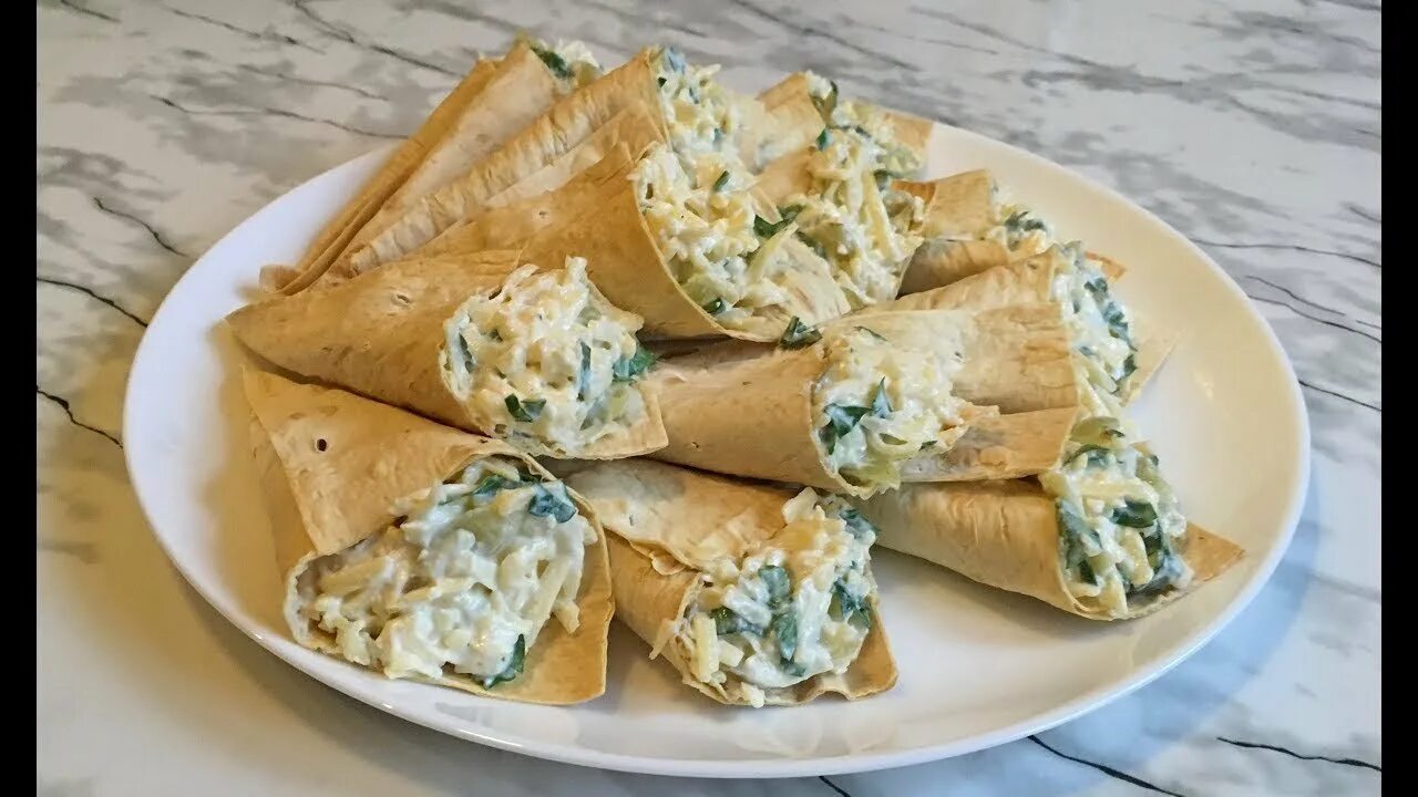 Конвертики из лаваша с курицей и грибами. Конверты из тортильи с начинкой. Бутерброд с лепешкой тортилья. Конвертики из тортильи с начинкой. Конвертики из тортильи.