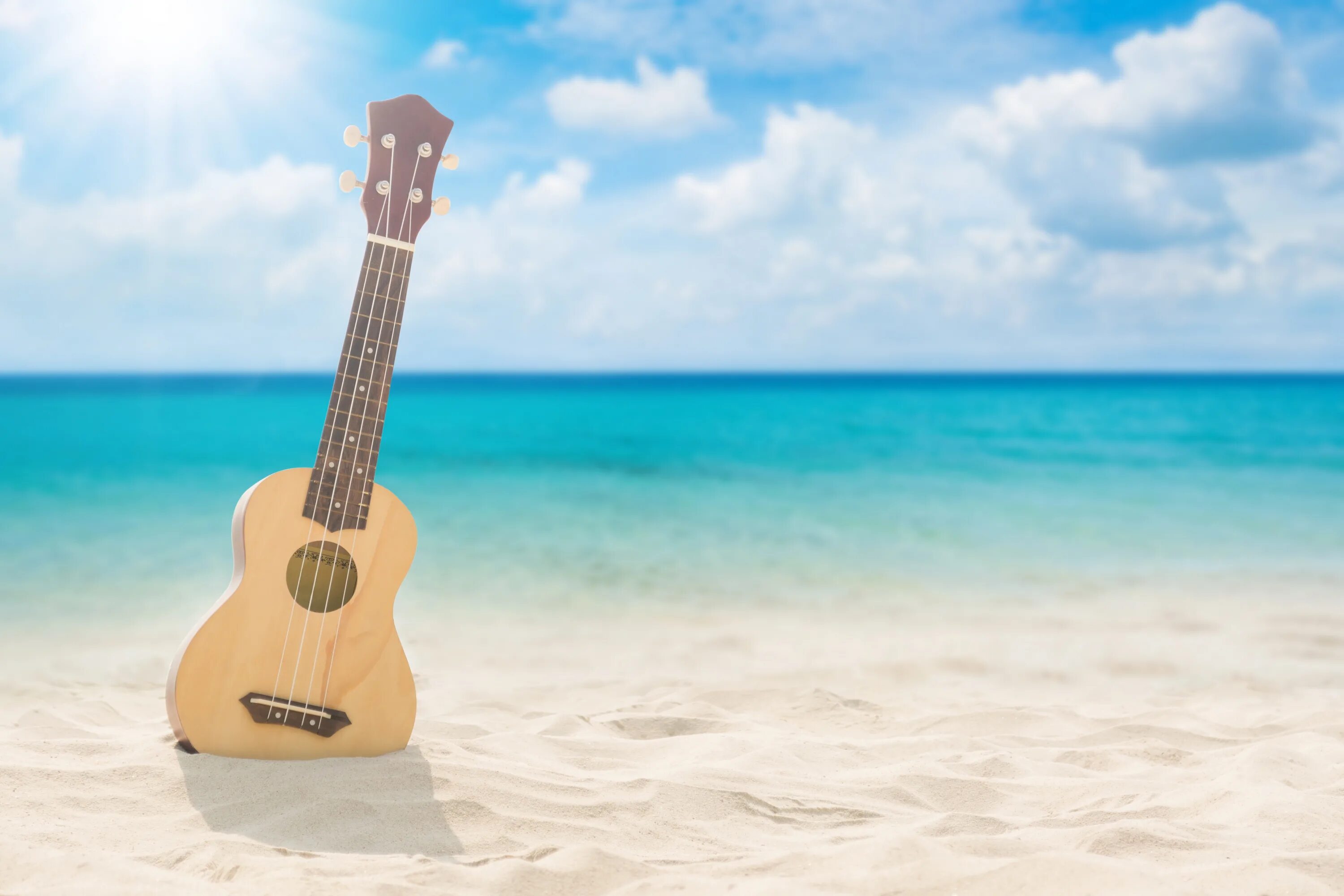Музыка без слов хиты. Гитара фон. Музыкальный инструмент на фоне моря. Красивая гитара на фоне моря. Укулеле на фоне моря.