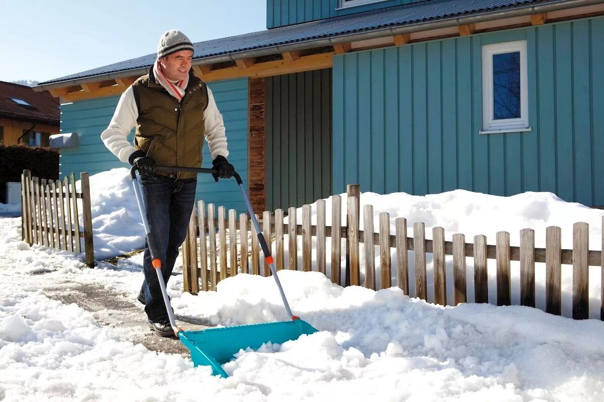 Убирает снег. Лопата snow shovel. Лопата для уборки снега. Дорожка от снега. Вывести снег с территории.